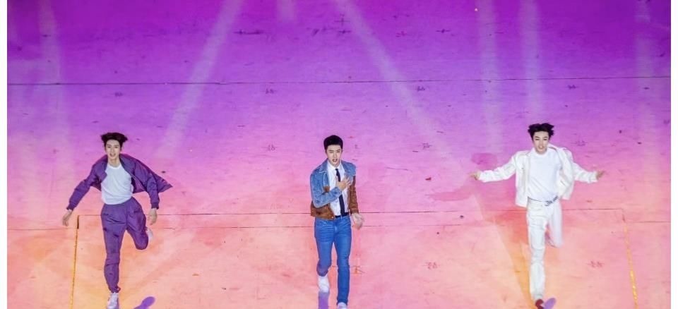 王俊凯王一博王源舞台表演照曝光,王一博果然自成一派,太好笑!