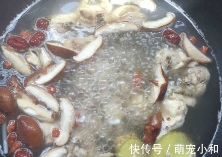 炖鸡汤，放哪些食材调料最好？大厨：谨记这4样，鸡汤鲜美营养足