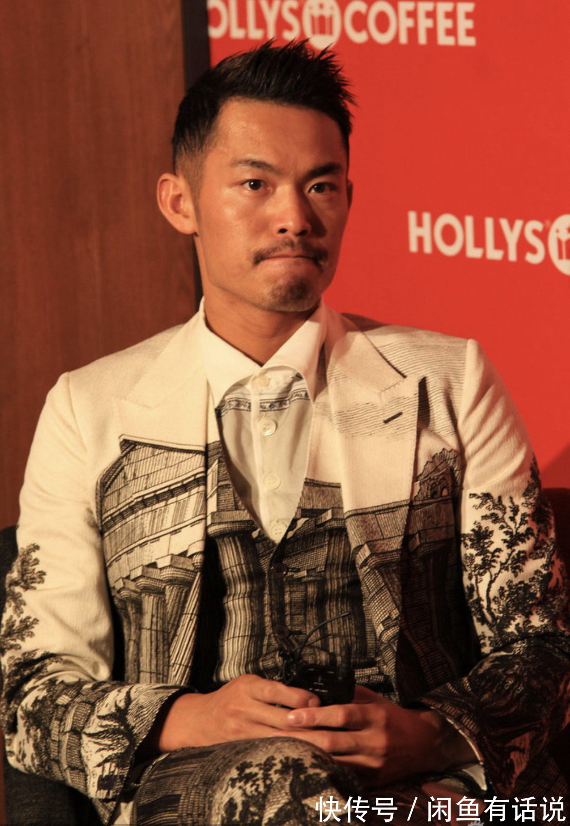 老婆|林丹带老婆现身，穿格纹西装帅气如男模，谢杏芳穿一身红裙好登对