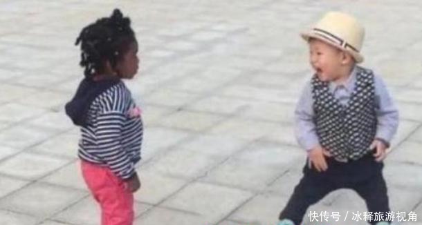 手足无措|3岁宝宝初次见“黑人娃”火了！手足无措大声哭喊妈妈，这是啥