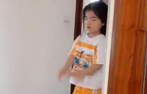 二胎|弟弟哭得稀里哗啦,看到姐姐秒变“卑微小蜜蜂”,不愧最惨二胎?