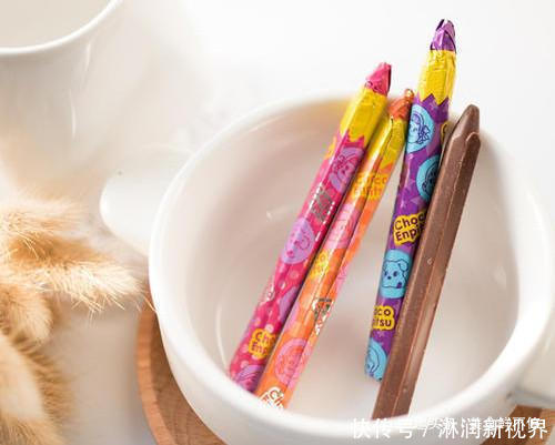 巧克力|学生党敢“放肆”偷吃的零食,认出来画笔巧克力,却被固体胶骗了