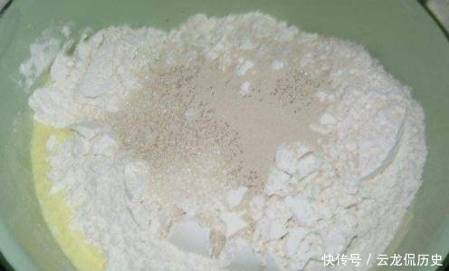 玉米面不要只会蒸窝窝头吃,做成这种发糕,孩子也都喜欢吃