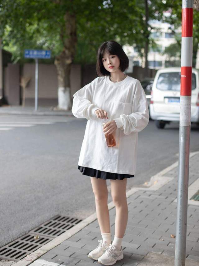 早秋|还在上学的女生可以这样穿,白色卫衣搭配百褶裙,款式百搭又休闲