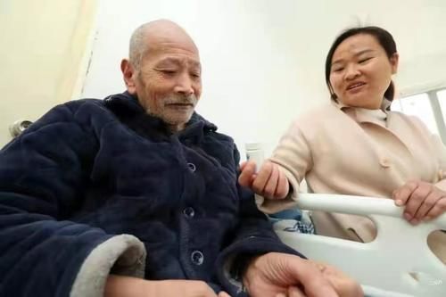 好人|30多年前,两个老光棍兄弟收下一位几个月大的女婴,如今得到了报答