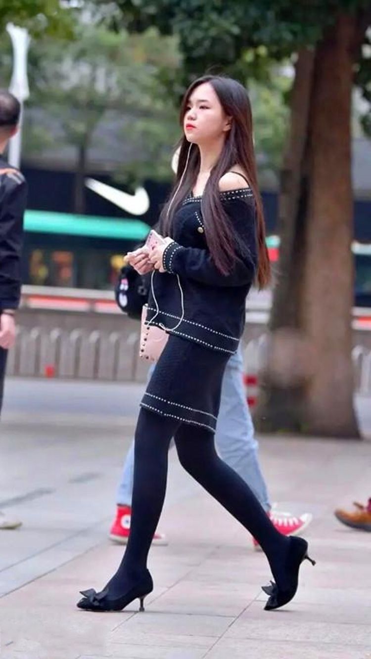 大长腿|街拍：身穿白背心的小姐姐，精致锁骨尽显女人味，短裙秀出大长腿