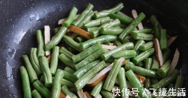 鲜香|北方焖面最好吃的做法，不加一滴水，鲜香入味，一锅吃了个精光！