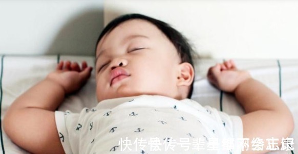姿势|宝宝睡着后，为什么会保持“投降”的姿势？真实的原因太有爱了