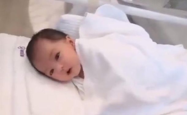 葡萄|出生第一天就火了，“高颜值女婴”睁开眼，护士：我还是第一次见