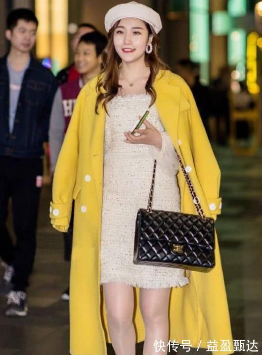 时尚|街拍:清新靓丽的时尚美女,系一根彩色发带,连衣裙漂亮大方