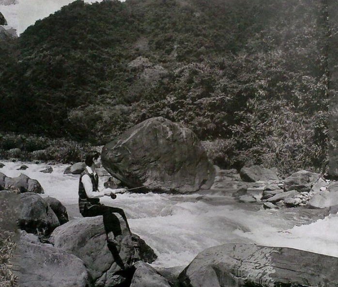 小姐|张学良拍摄的赵四小姐照片:在山中小溪垂钓,坐在藤椅上涂指甲油