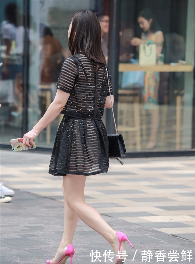 身材|街拍:小姐姐粉色高跟很亮眼,身材太有女人味