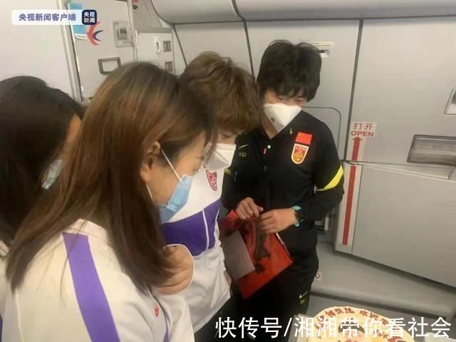 中国国家女子足球队|冠军回家!她提出了一个要求……
