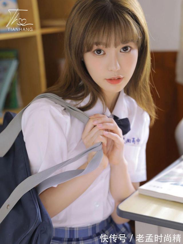 套装|教室里穿JK衬衫套装的女孩真漂亮,五官精致,很怀念学生时代