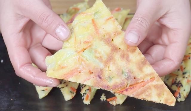 面糊|花菜里淋两个鸡蛋简单一做，没想到这么好吃，营养又解馋