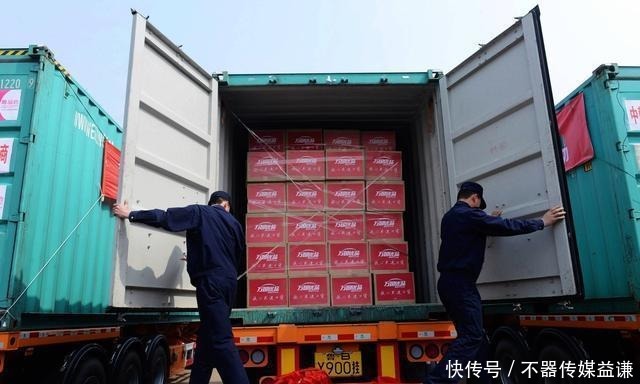 纽约等地联合执法缴获大量奢侈品!当众碾压销毁完全不给一点面子