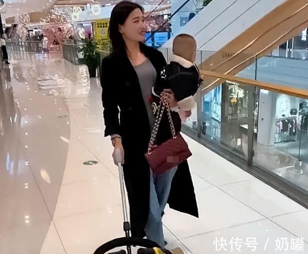 妈妈|“最美妈妈”遛娃逛街两不误火了，网友：是个高手！