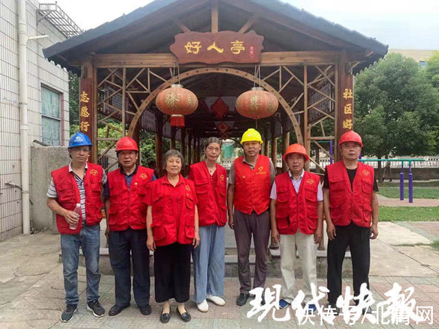 志愿者|泰州海陵：社区“好人亭”屋顶塌陷，志愿者们利用假期修缮一新
