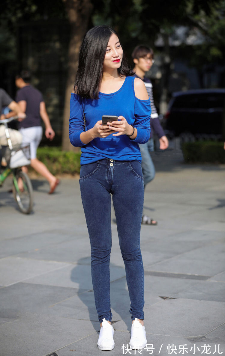 长袖衫 爱穿透明牛仔裤的女生，不仅穿搭的简约，更凸显出自信与个性的美