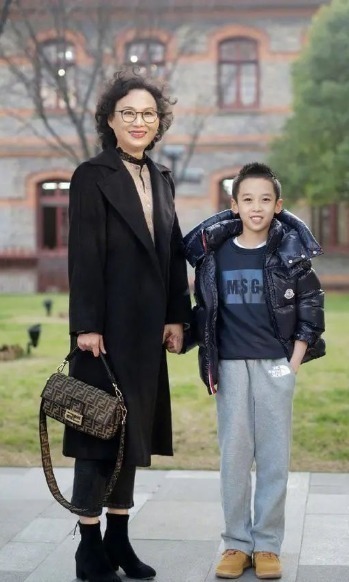 女人当妈后,别总用大衣配打底裤,学下面辣妈这样穿,减龄显气质