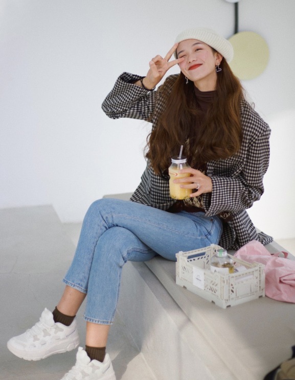 小白鞋|秋冬格纹西装怎么穿?4套直接套用的穿搭模板,不光养眼还很时髦