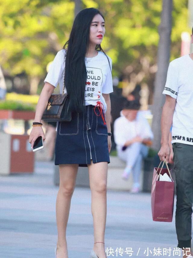 t恤|小姐姐穿英文图案短袖T恤,搭配短款牛仔裙,青春活力十足