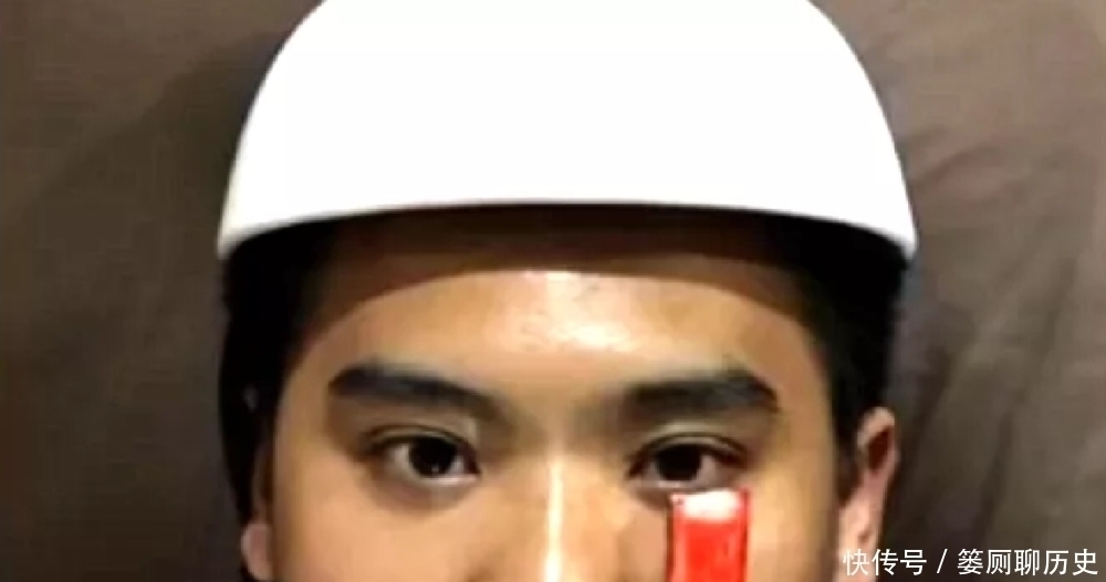 还原度|小哥哥神级cos,仅用一根蟹棒,完美还原巨人形象