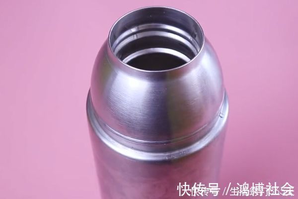污渍|保温杯太深不好清洗？教你一招，不用一滴洗涤剂，茶垢污渍全洗净
