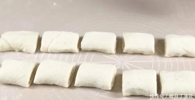 这个烧饼我都不敢经常做,不用发面、不用醒面,锅里烙一烙,连吃三个不过瘾!