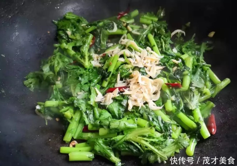 它是天然的“补钙菜”，隔三差五炒一盘，补钙质，孩子长个头