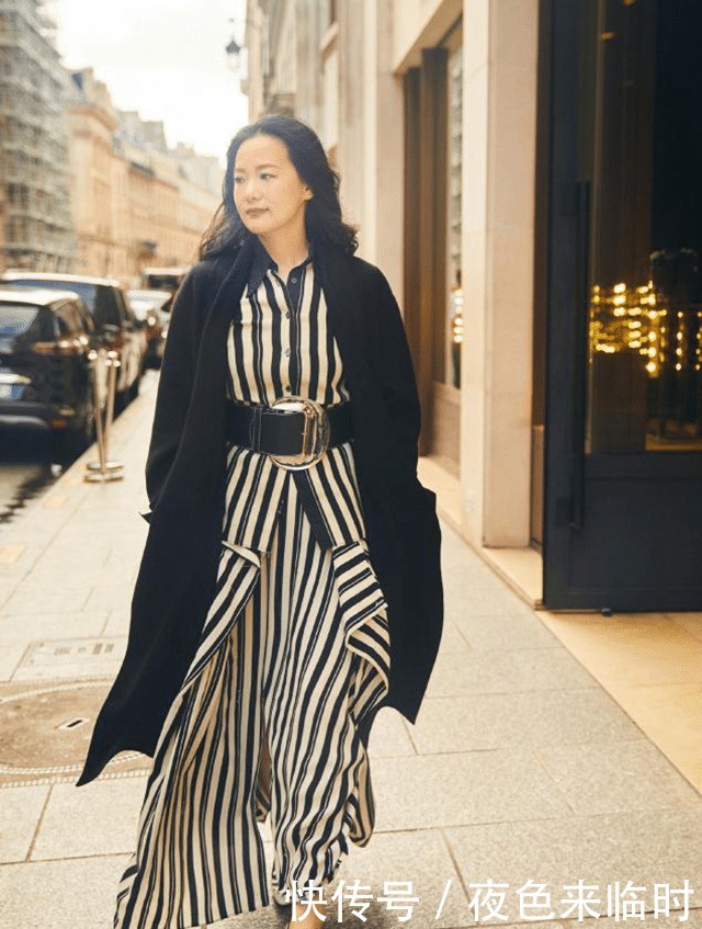场面|见过大场面的女人,大衣很少配打底裤,不得体!看孟晚舟你就懂了