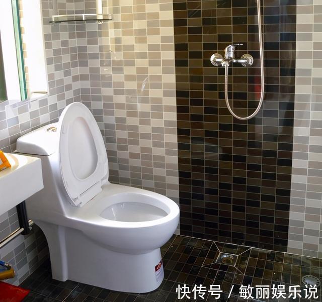 马桶用完后,马桶圈要扶起来吗?用对方法,卫生间才能干净卫生