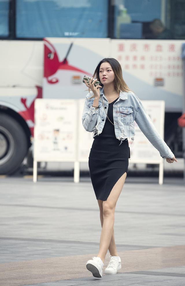 街拍:长相清纯可爱的小姐姐,蓝色连衣裙穿出了气质,真的养眼