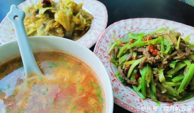  一家三口的快手午餐，不到二十块钱，一荤一素还有汤，实惠又美味