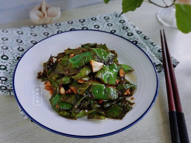 下饭|2菜1汤的午餐成本不超10元钱，干煸辣椒皮薄细嫩，干香入味下饭