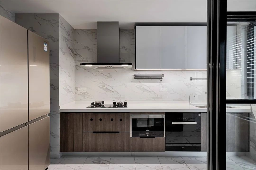 床头|114㎡现代,朴素简雅的空间,黑白配的设计,稳重端庄有档次