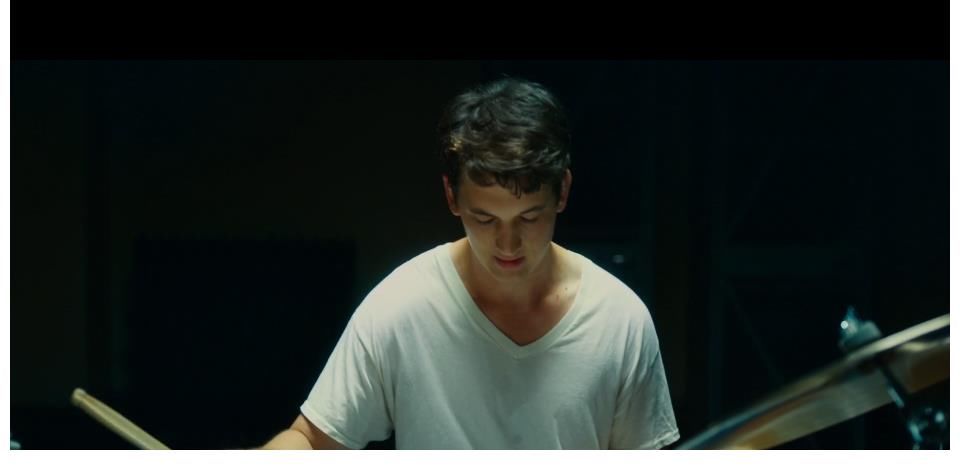 《爆裂鼓手》开场镜头，如何通过剪辑画面塑造紧张的情绪？