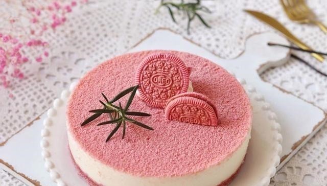 这蛋糕用酸奶和牛奶就能做，免蒸烤，入口即化，好吃不上火