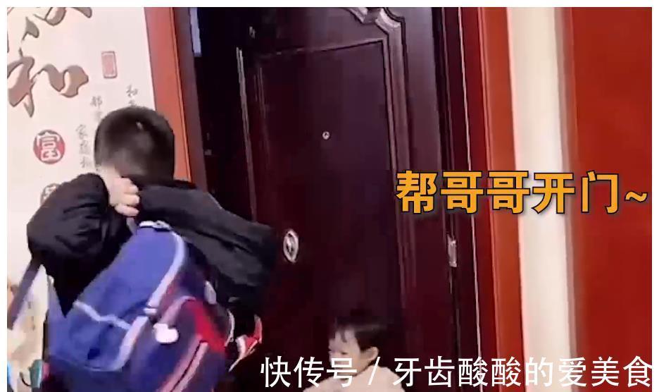 两个娃|二胎妹妹怕哥哥迟到,早起帮忙整理书包,操心得像位“老母亲”