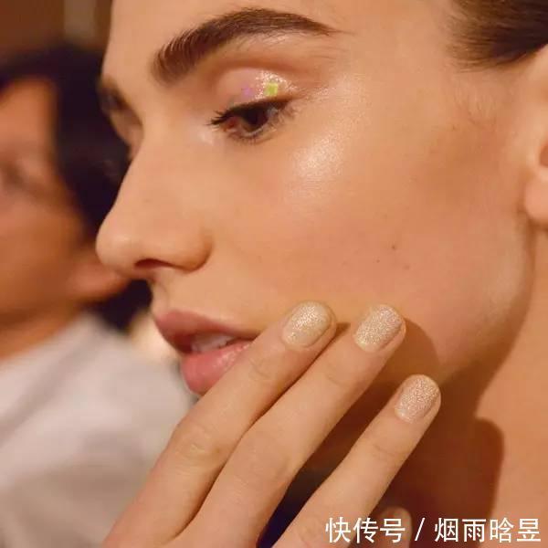 流行|这个秋冬给指甲“穿毛衣”,日韩最新流行趋势真让人看不懂了