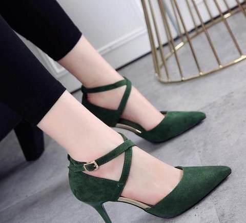 脚部 女生穿高跟鞋吸引目光! 这样的高跟鞋, 完美展现女人的魅力