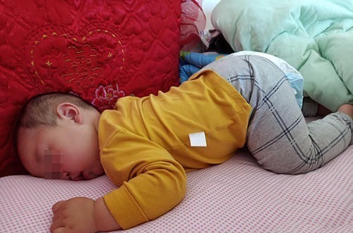 睡姿|娃睡得香还打呼,宝妈发朋友圈炫耀,闺蜜:这种睡姿既伤脑又伤颜