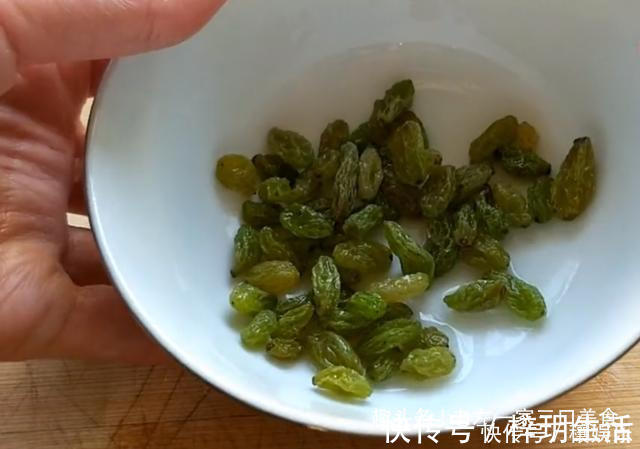 葡萄干|活了30年,才知道黄豆里打1个鸡蛋这么好吃,香甜解馋,看流口水