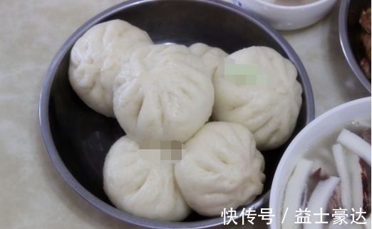 妈妈从早上忙到中午，做了一桌子菜，简单实惠，全家吃的很开心！