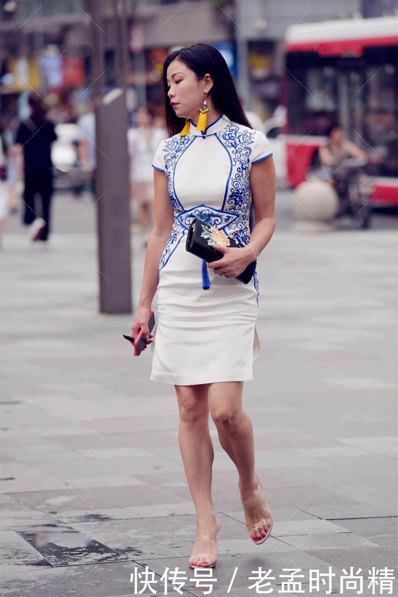 街拍:改良版的旗袍, 配上复古风的首饰, 妥妥的大家闺秀打扮