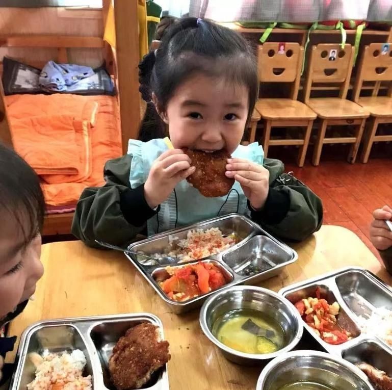 饭菜|孩子总说幼儿园的饭更香,回家不爱吃饭,不料看到实物妈妈难以接受
