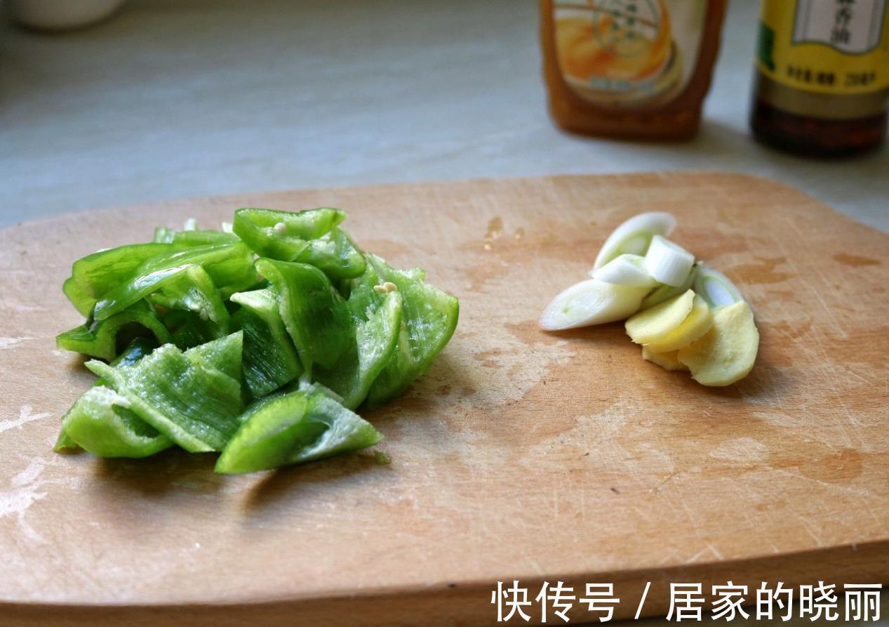 比肉都好吃的青椒炒土豆片,简单易上手,百吃不厌