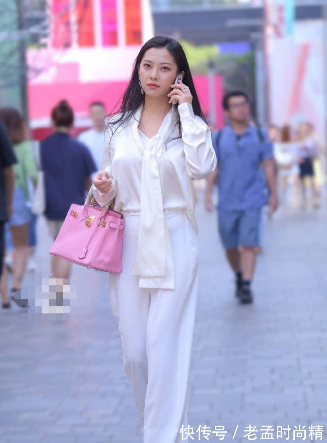 辣妈 时尚辣妈穿上职业装,整个人都散发着自信的气场,美极了