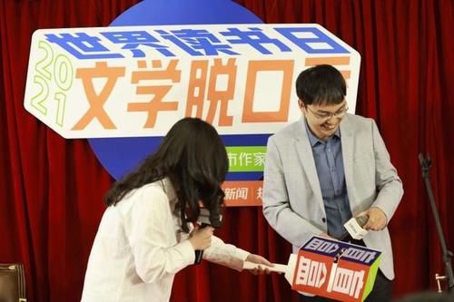 绝世美女|当脱口秀挤入文艺批评赛道，是“撬动蓝海”抑或“流于花边”？