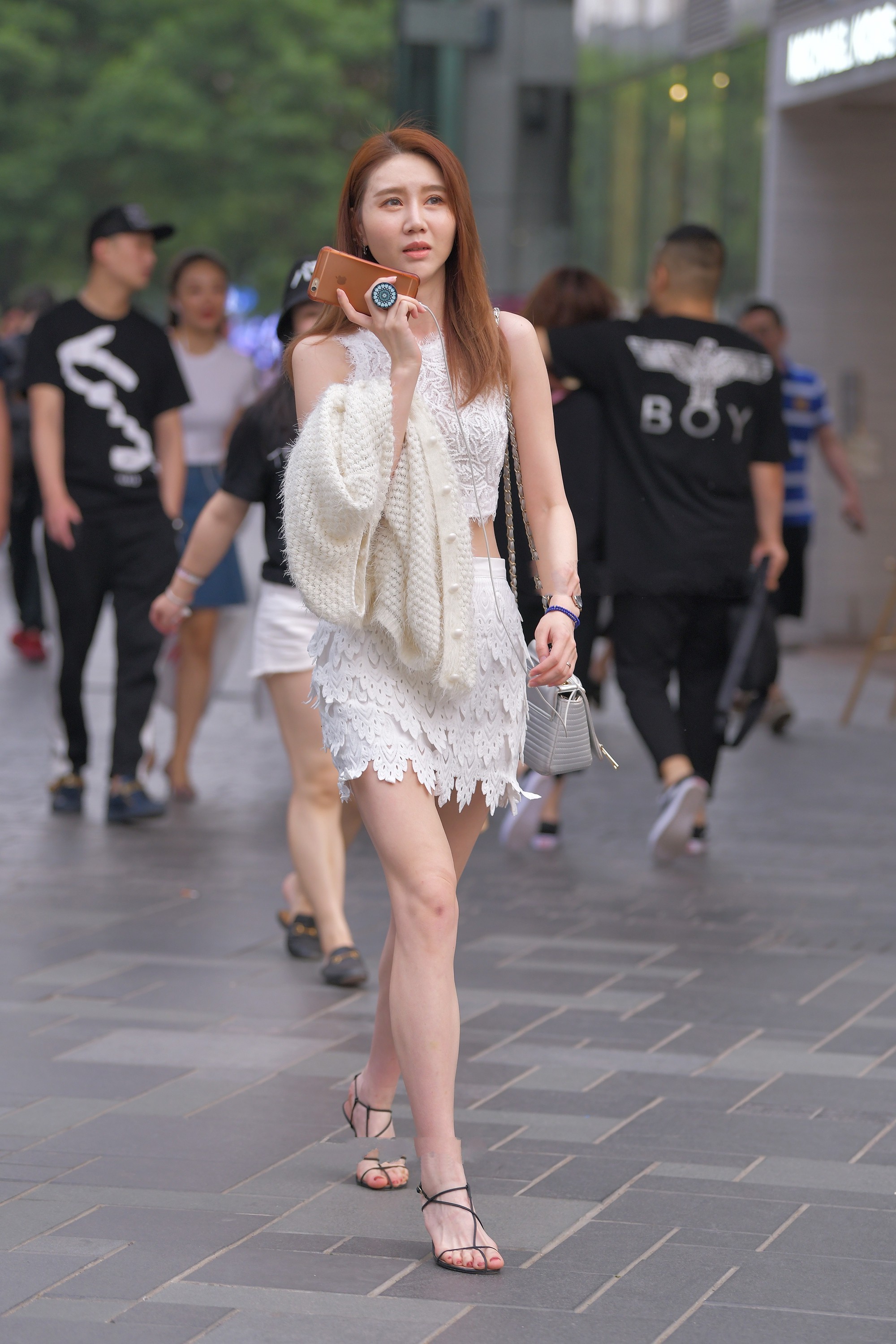 白色蕾丝花边套装,简单精致,尽显城市丽人感